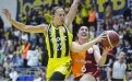 Fenerbah�e Opet derbide avantaj� kapt�!