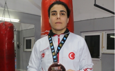 Dnya ncs kick boks sporcusu Zeynep, ampiyonluk iin hazrlklara balad